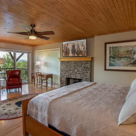 Misty Ridge Retreat Villa